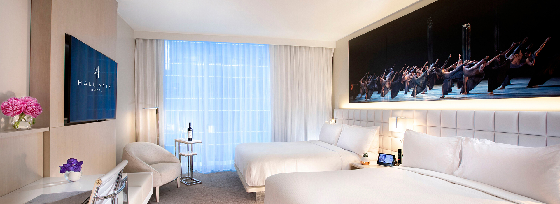 HALL Deluxe 2 Queen Beds bathroom design at HALL Arts Hotel in Dallas Downtown Historic District